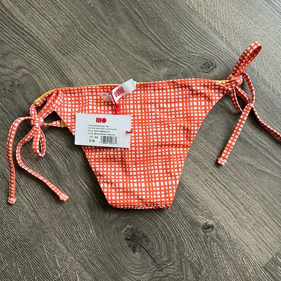 Solid & Striped bikini
THE REVERSIBLE IRIS BOTTOM - Picture 4 of 6